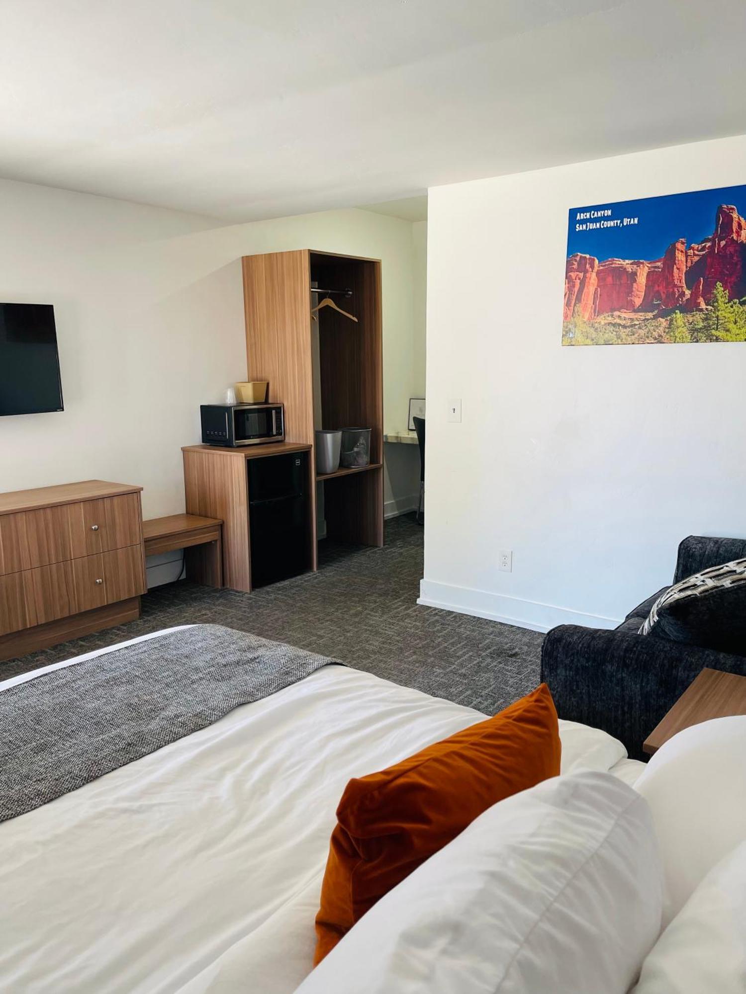 Blue Sage Inn & Suites Бландинг Экстерьер фото